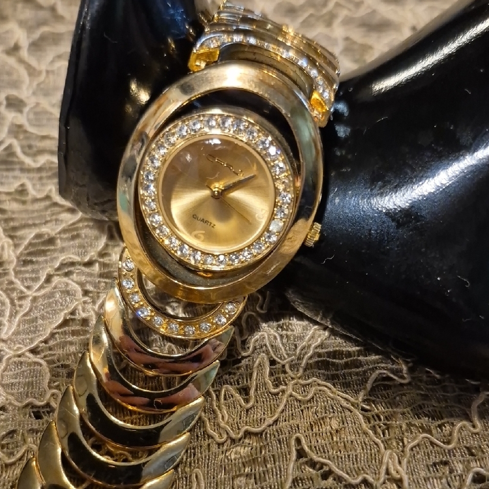 Luxurious Gold Women's Watch with Crystal Detailing
